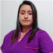 Profesora de preescolar y primaria imparte clases para reforzar las dimensiones de niños y niñas de 0 a 12 años